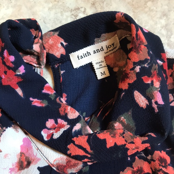 Cute floral crepe sleeveless top szM - Picture 3 of 4